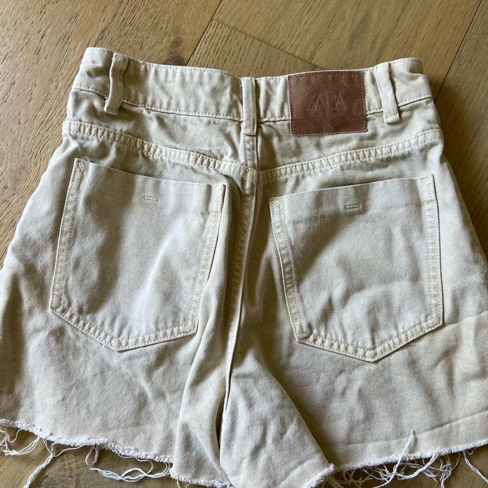 Shorts - Picture 3 of 4